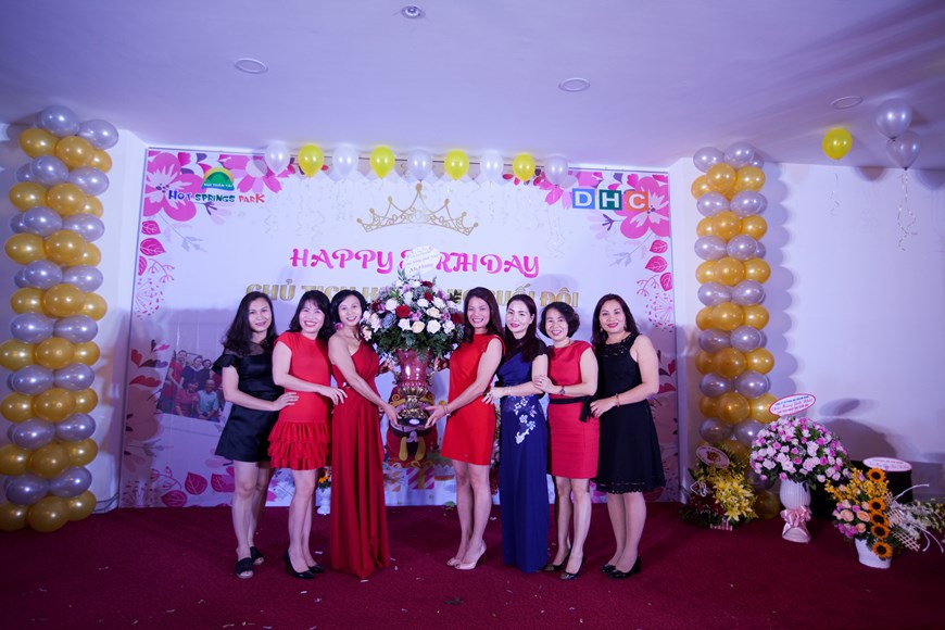 Tập thể DHC Group hân hoan mừng sinh nhật Chủ tịch HĐQT Trần Thị Hương