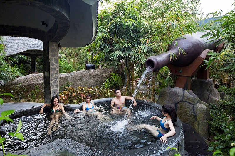 红酒温泉浴 (Wine bathing area)