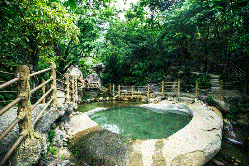 创造越南记录的石泳池 (Vietnam-Record Stone Bathtub)